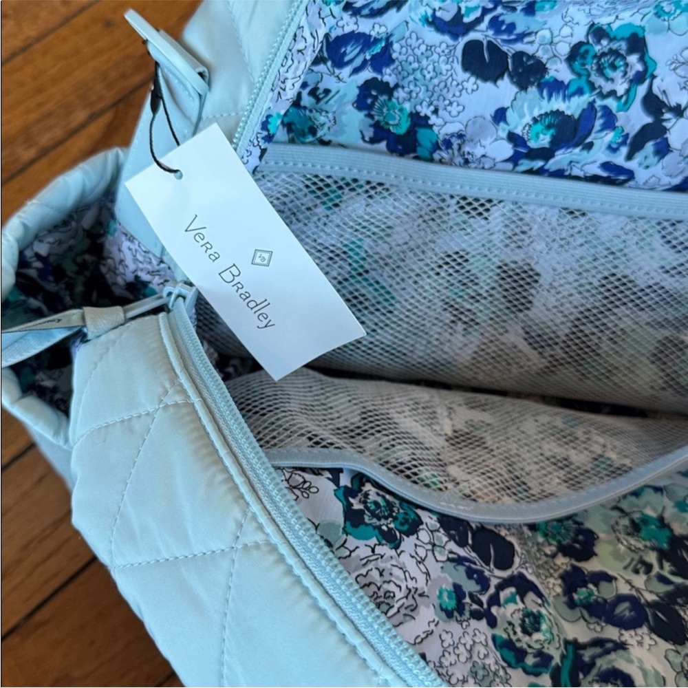 🌸 Vera Bradley Ultralight Medium Traveler Bag. “Sea Salt Blue”. NWT - Picture 7 of 10